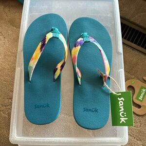 Sanuk turquoise size 4/5 girls flip flops nwt
